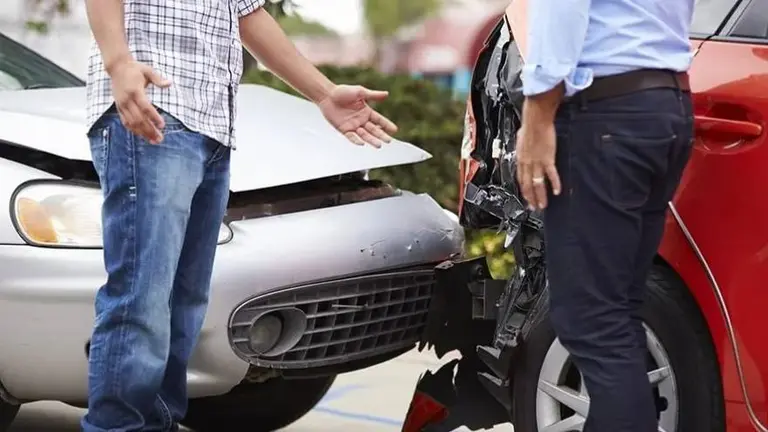 Qué tenés que hacer si te choca un auto que carece de seguro contra terceros
