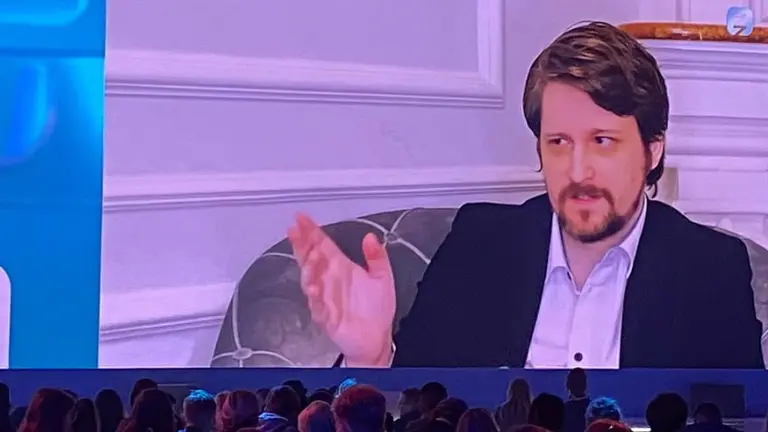 ¿Apple abusa de su tecnología para "hackear" la privacidad de los usuarios?: así lo explica Edward Snowden