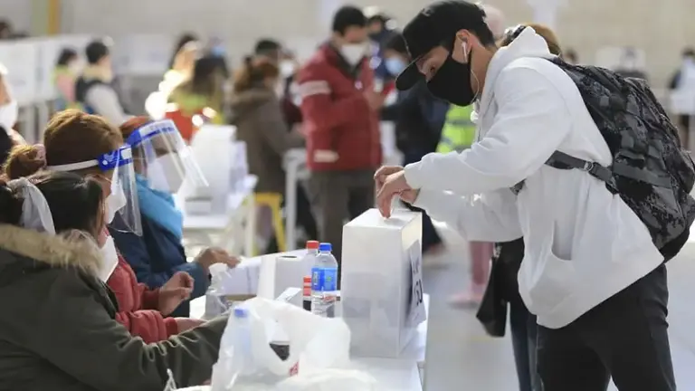El voto joven, en la mira: así intentan el oficialismo y la oposición seducir a esa franja