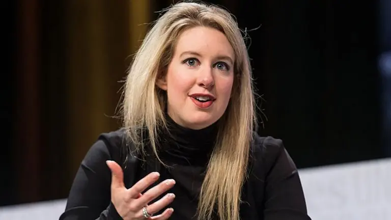 Elizabeth Holmes: la estrepitosa caída en desgracia de la joven a la que llamaban "la nueva Steve Jobs"