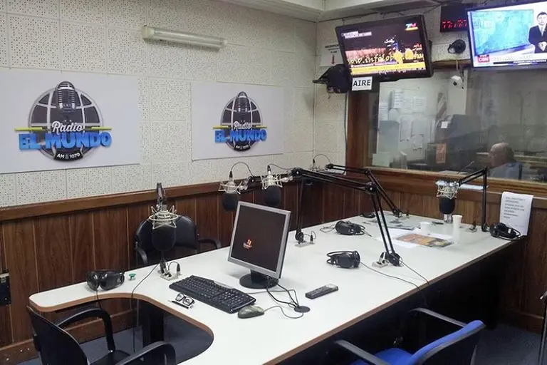 Conflicto en El Mundo: una radio con tres dueños que el Gobierno insiste en ceder a un periodista K