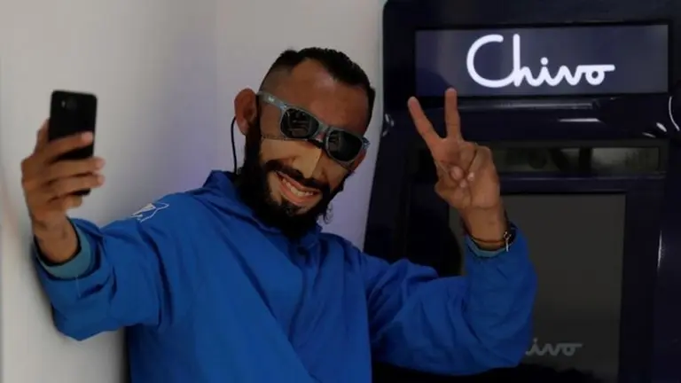 Un usuario en un cajero de Bitcoin en El Salvador.