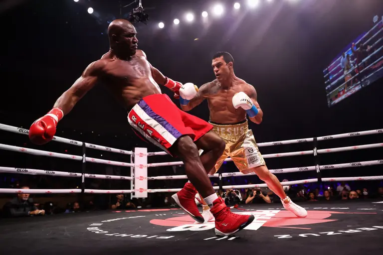 "No había necesidad de esto": la rápida derrota del legendario boxeador Evander Holyfield ante Vitor Belfort