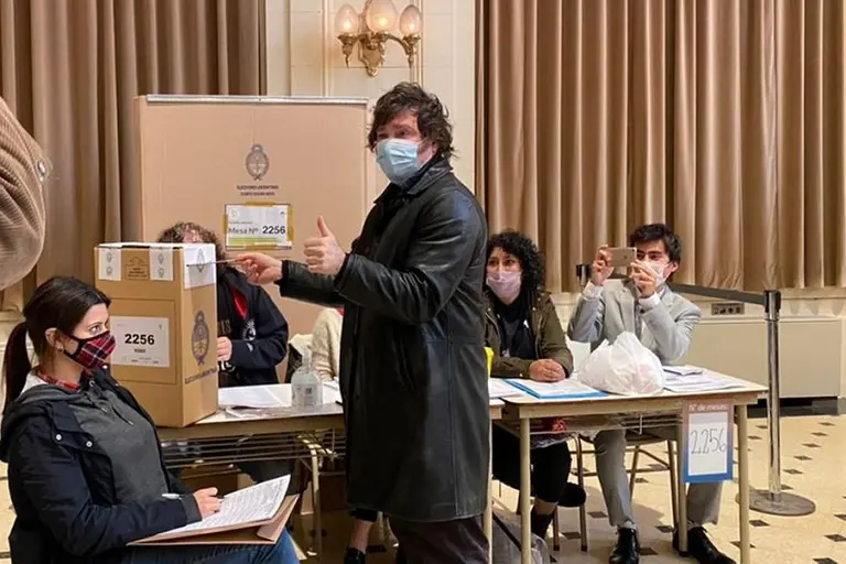 Video: tras el triunfo, el llanto de Milei por su padre y su hermana