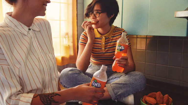 Con una nueva campaña, Fanta invita a darle color a las comidas de todos los días y presenta nuevos sabores
