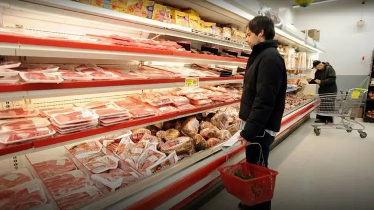 Por qué los supermercados de Argentina están llenos de carne de cerdo "Made in Brasil"