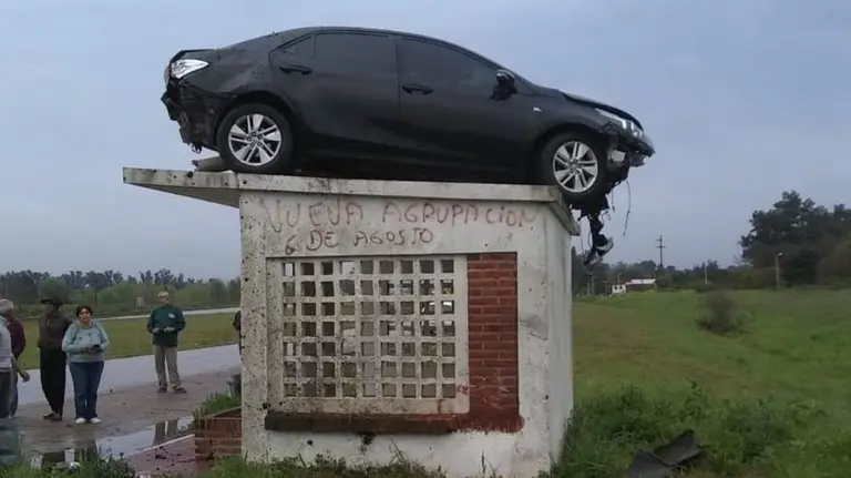 Video: un auto se despistó y terminó en el techo de una garita