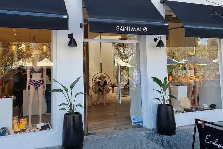 Era fletero, quedó en silla de ruedas por un accidente y debió reinventarse: creó una marca de bikinis que es furor