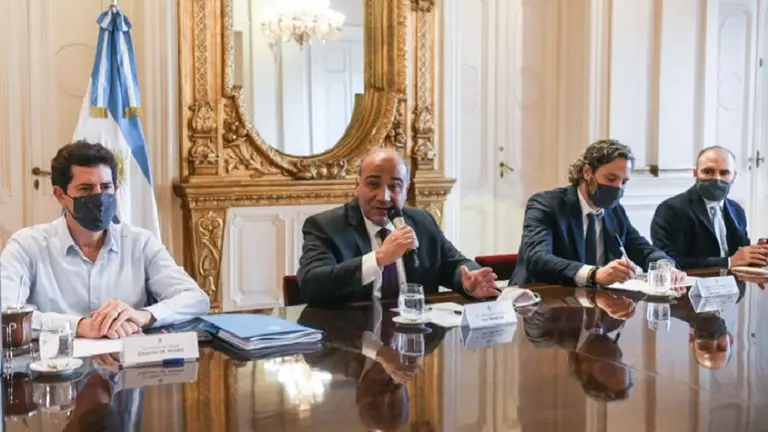 Con un escrache a Manzur, se llevó a cabo la primera reunión del nuevo gabinete: los detalles del encuentro