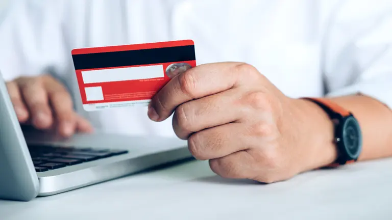 AFIP limitó percepciones de Ganancias a consumos con tarjetas, turismo y pasajes al exterior: quiénes quedan afuera