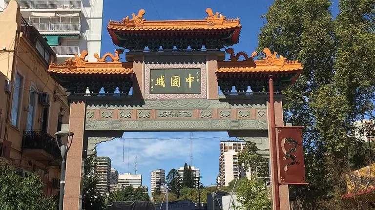 Allanaron cinco locales en el Barrio chino por vender pescado en mal estado y verter tóxicos a la calle