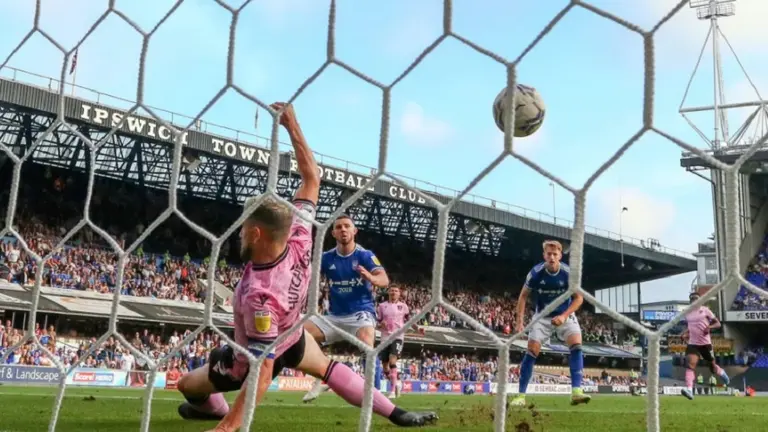 Un insólito gol en Inglaterra: con pasos de "fantasma", le robó la pelota al arquero al minuto 90