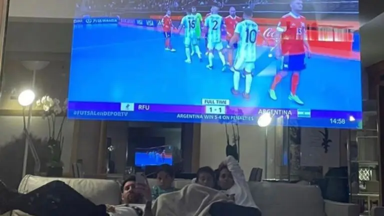Lionel Messi sorprendió con una foto en familia mirando un "televisor-espejo": así funciona