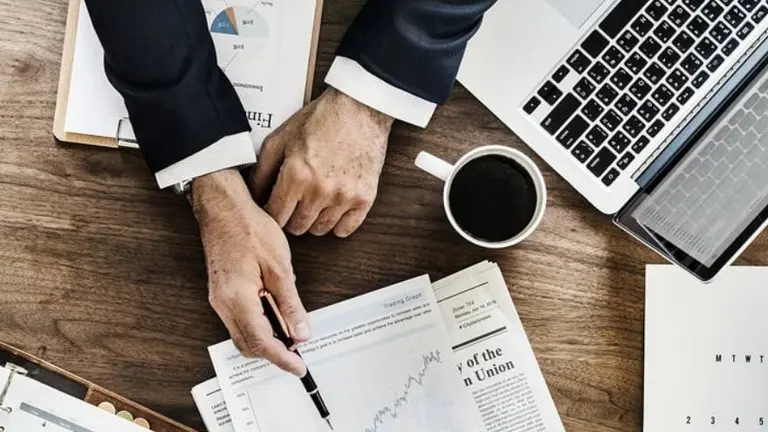 Qué es la felicidad eudaimónica, el concepto que explica por qué muchos siguen trabajando si ya no necesitan el sueldo