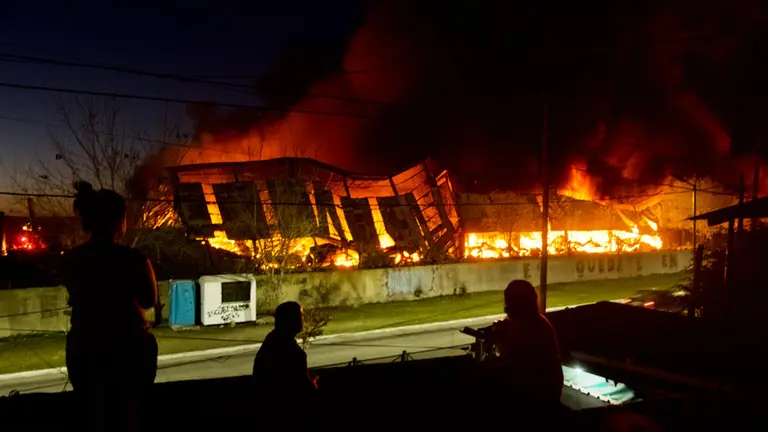 Incendio sin control en Quilmes: se prendieron fuego extensos galpones industriales