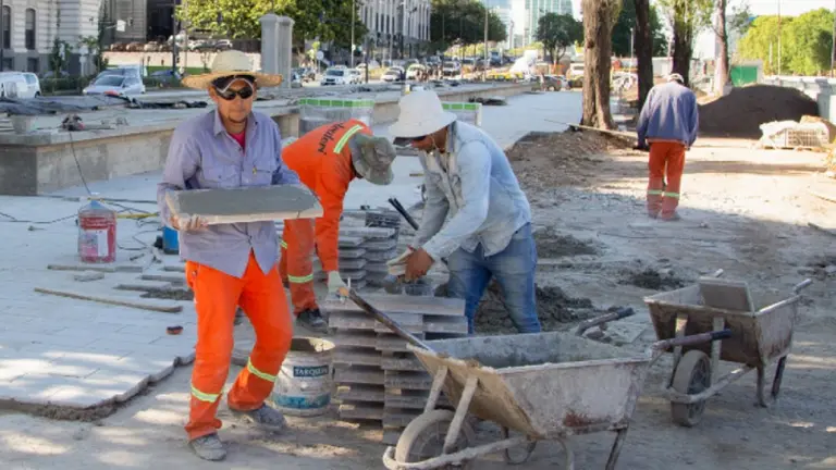 La Argentina, una gran "fábrica" de empleo público: los alarmantes datos oficiales