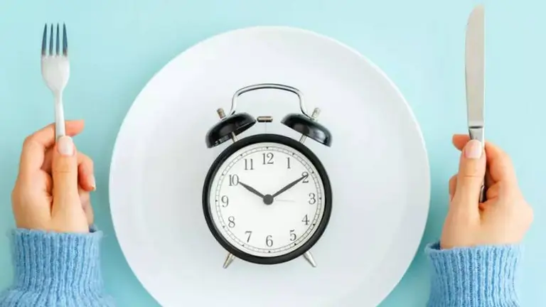 El ayuno intermitente ralentiza el proceso de envejecimiento: ¿mito o realidad?