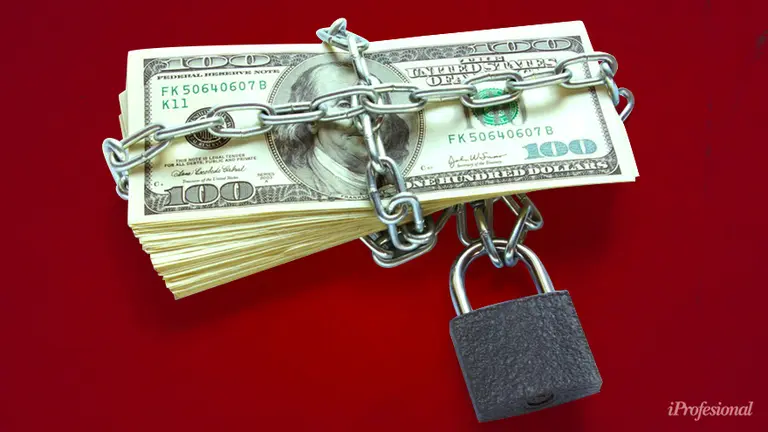 Se potencia el cepo: AFIP encarece el dólar turista y el dólar tarjeta desde este jueves