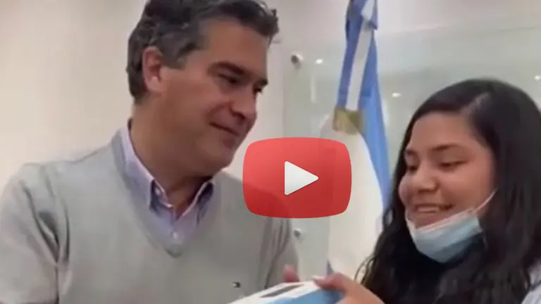 Capitanich festejó un cumpleaños de 15 en su oficina: hubo torta, globos y regalo