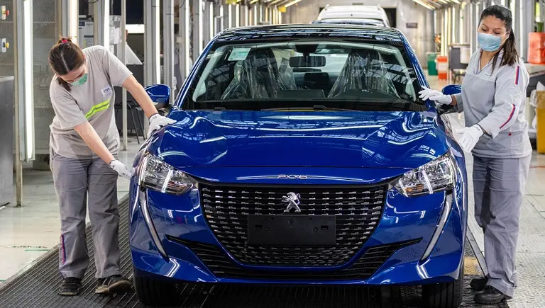 Stellantis inició un segundo turno de producción del Peugeot 208 en El Palomar