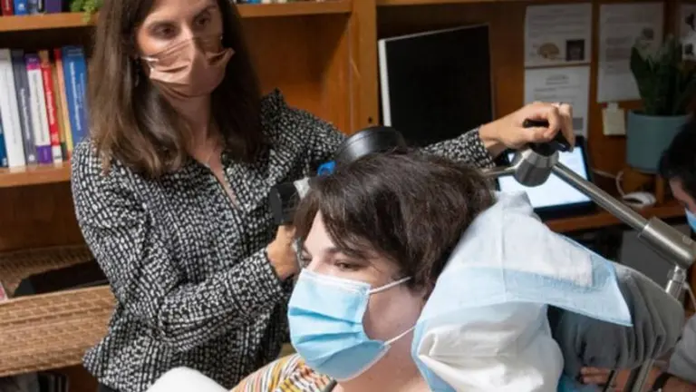 "Los pensamientos suicidas desaparecieron": la historia de la mujer que superó la depresión por un implante en su cerebro