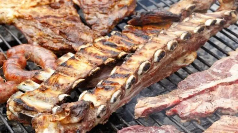 Historia del asado argentino: así nacieron la primera parrilla de Buenos Aires, las achuras y el choripán