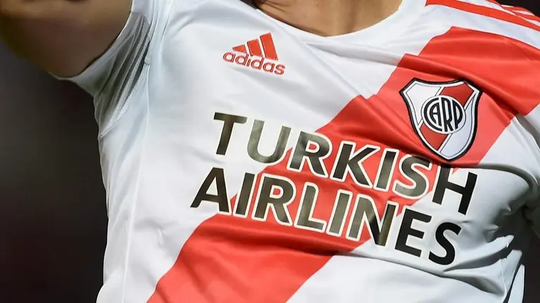 ¿River deja las "tres tiras"?: esta es la millonaria oferta que recibió para cambiar de marca de camiseta