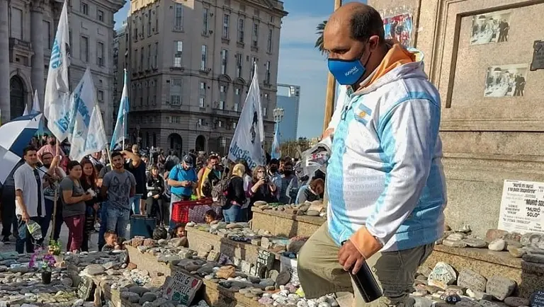 Pisan las piedras del memorial del Covid-19 para retirar fotos de las víctimas y carteles contra el Gobierno