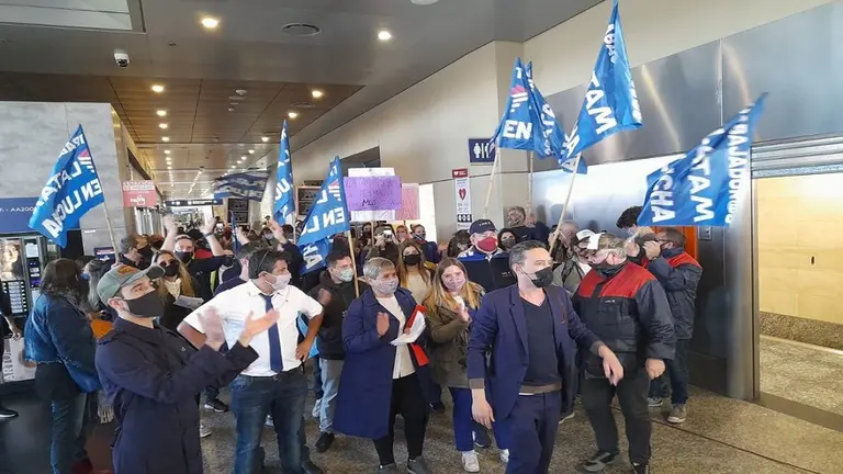 Batalla en LATAM: incidentes por el reclamo de trabajadores que piden volver a sus puestos, tras el regreso de la aérea