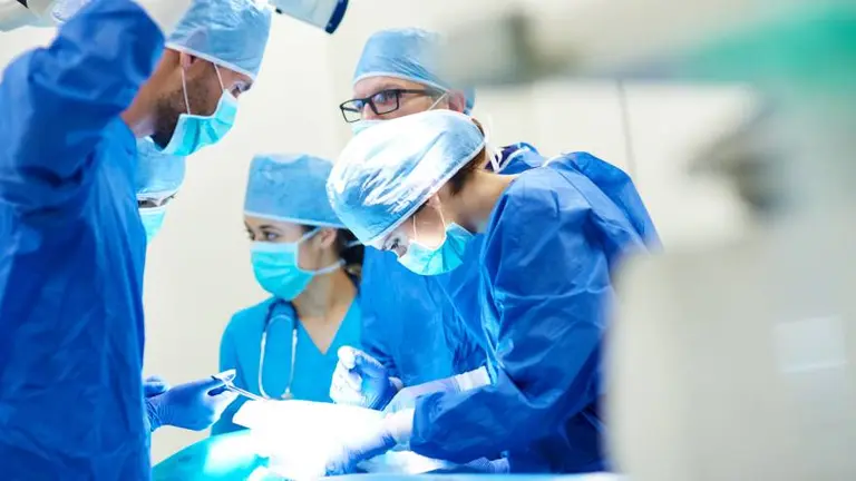 Condenan por mala praxis a cirujano estético por no informar la posibilidad de que queden cicatrices