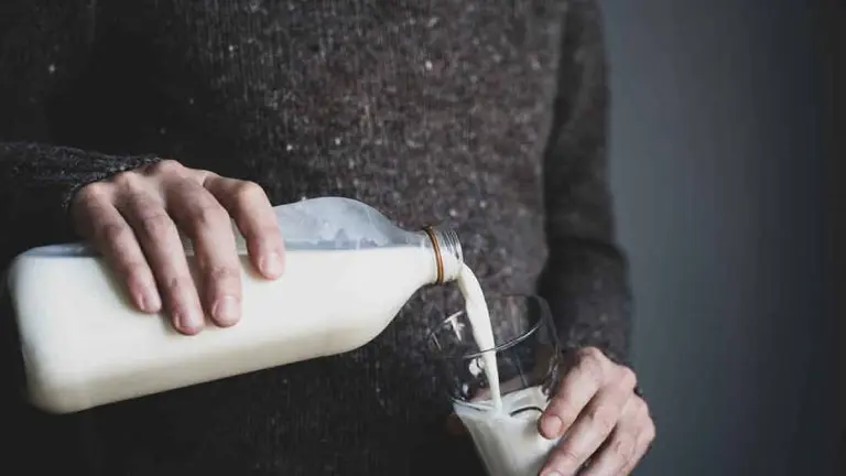 ¿Es cierto que tomar un vaso de leche tibia antes de acostarse ayuda a dormir? La respuesta de la ciencia