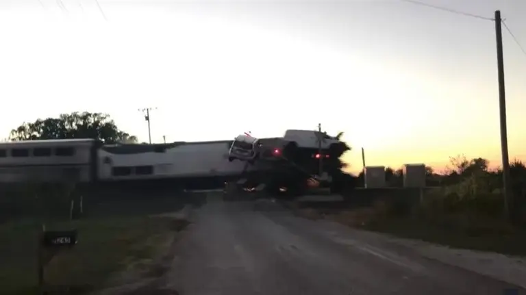 Impactante video: un tren arrolló a un camión mosquito atorado en plena vía