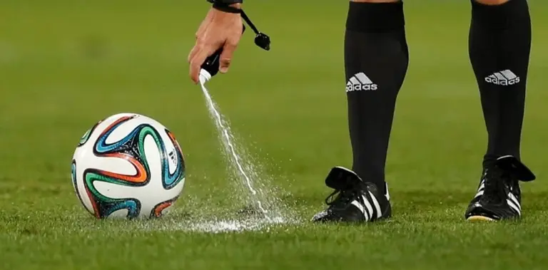 Un fallo favoreció al argentino creador del aerosol para árbitros: recibirá una suma millonaria de FIFA