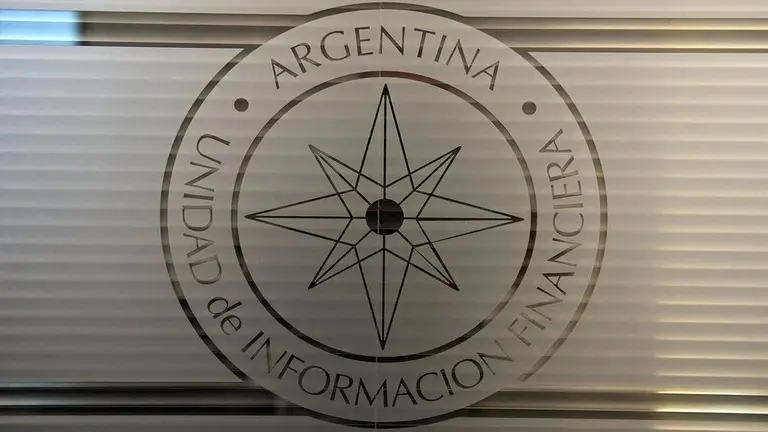 Qué controla la UIF sobre las operaciones que hacen las personas y las empresas