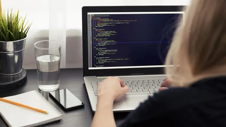 ¿Inclusivas por necesidad?: para superar escasez de talento, empresas buscan atraer a más mujeres