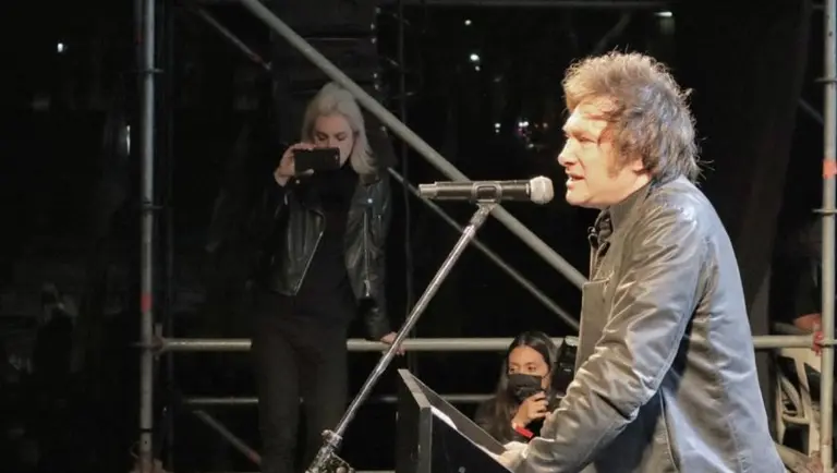 Javier Milei hizo el cierre de campaña con música y pogo: "Ayúdenme a cambiar este país"