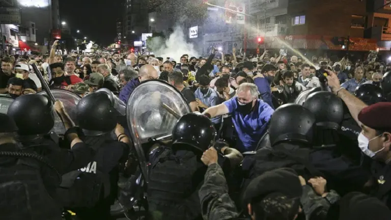Ramos Mejía: incidentes y gases lacrimógenos en la masiva protesta por el crimen del kiosquero