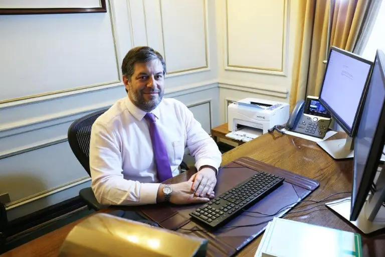 Ex miembro del Banco Central de Chile expone la "receta" que necesita Argentina para superar la crisis