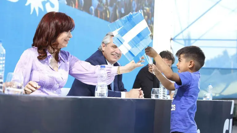 Cristina, protagonista silenciosa, mientras Alberto apeló otra vez a Macri para levantar la moral de la militancia