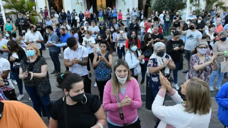 "Marcha de las velas": vecinos reclamaron por la inseguridad ante una Municipalidad de La Matanza totalmente vallada