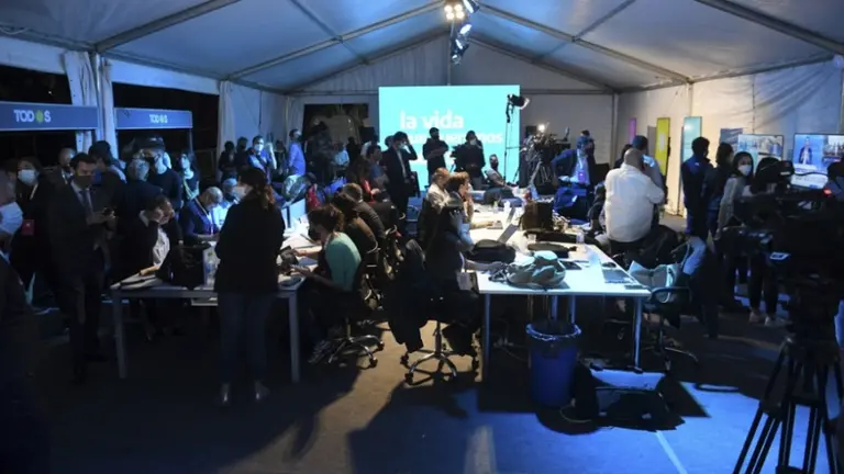 Los partidos ya preparan sus búnkeres para esperar los resultados del domingo