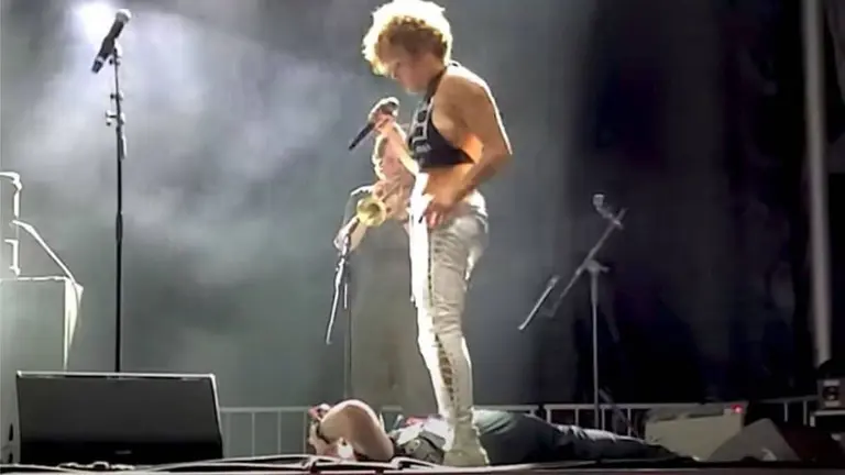 La cantante de Brass Against orinó en la cara de un fan en el escenario