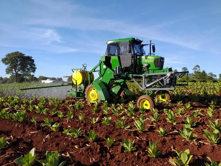 De Misiones a Kenya, sin escalas: fabrican cosechadoras de té y yerba y exportan a destinos no tradicionales