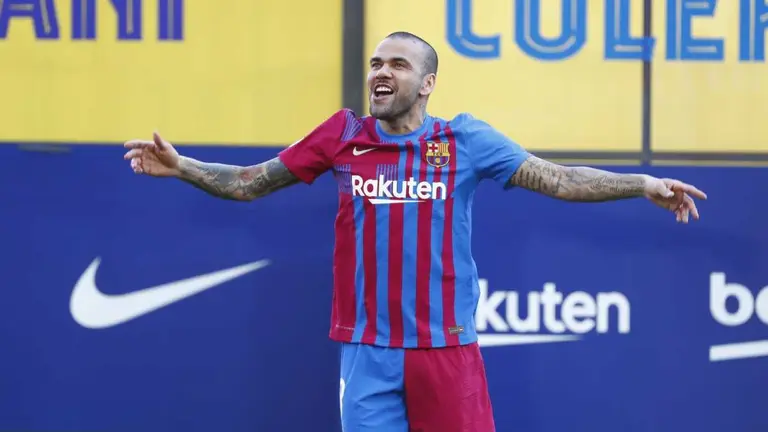 Dani Alves en el Barcelona: cobrará el sueldo más bajo de toda su trayectoria, pero la cláusula de salida es increíble