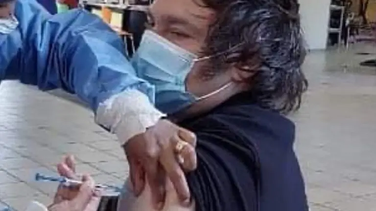 Milei se dio dos dosis pese a ser antivacuna: "Necesito facturar dando conferencias en el exterior"