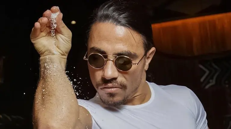 Revelan el bajísimo sueldo que les pagan a los chefs y mozos en el restaurante de Salt Bae