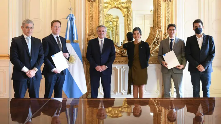 división internacional de Equinor, Al Cook; la presidenta de Equinor Argentina, Nidia Alvarez; Sergio Affronti, CEO de YPF; y el vicepresidente de Asuntos Corporativos, Comunicaciones y Marketing de YPF, Santiago Álvarez