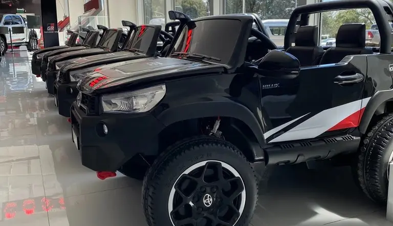 Toyota lanzó una Hilux mini, la versión para niños de su icónica camioneta: cuánto cuesta