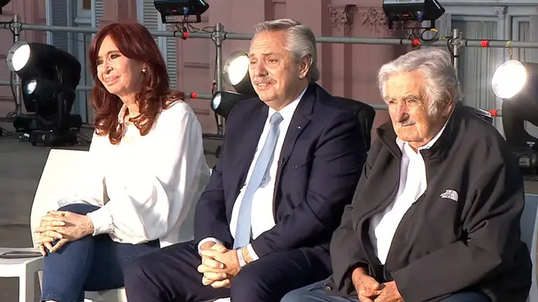 VIDEO | Pepe Mujica se quedó dormido en el discurso de Alberto: Cristina lo tuvo que despertar