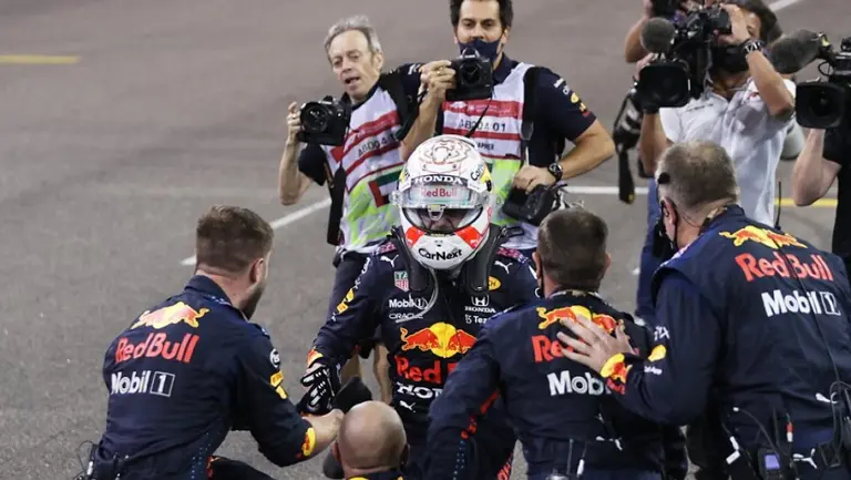 Max Verstappen cortó la racha de Mercedes y es campeón de la F1